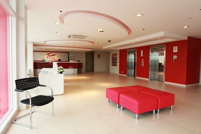 Red Planet Clark Hotel